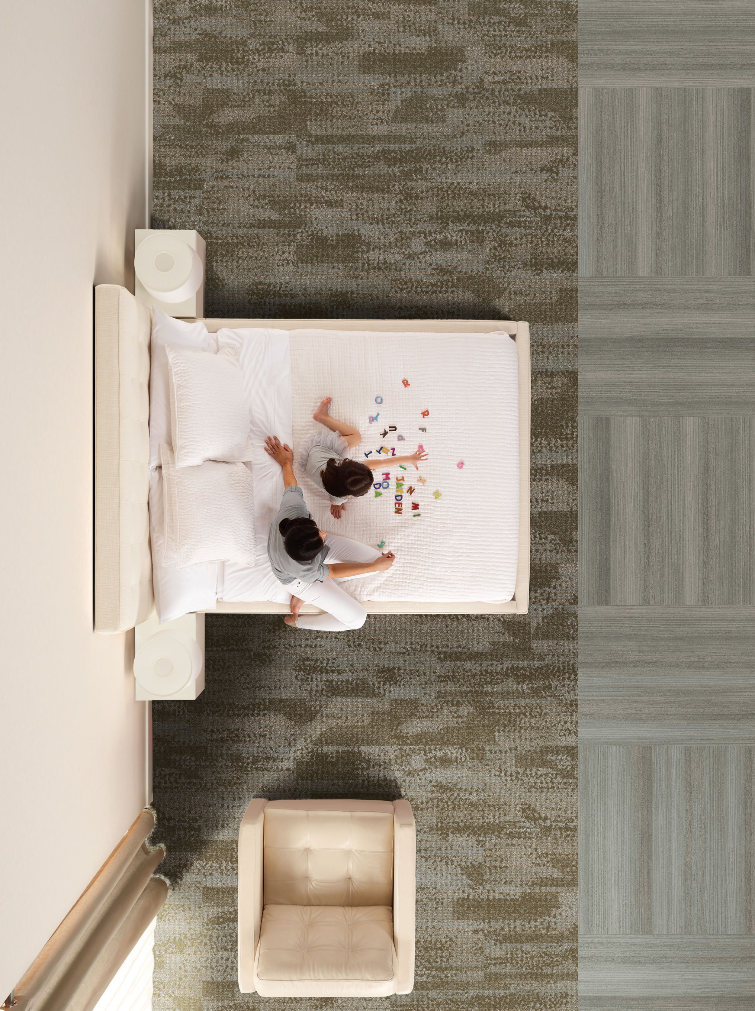 Interface RMS 704 plank carpet tile and Textured Woodgrains LVT in hotel guest room imagen número 4